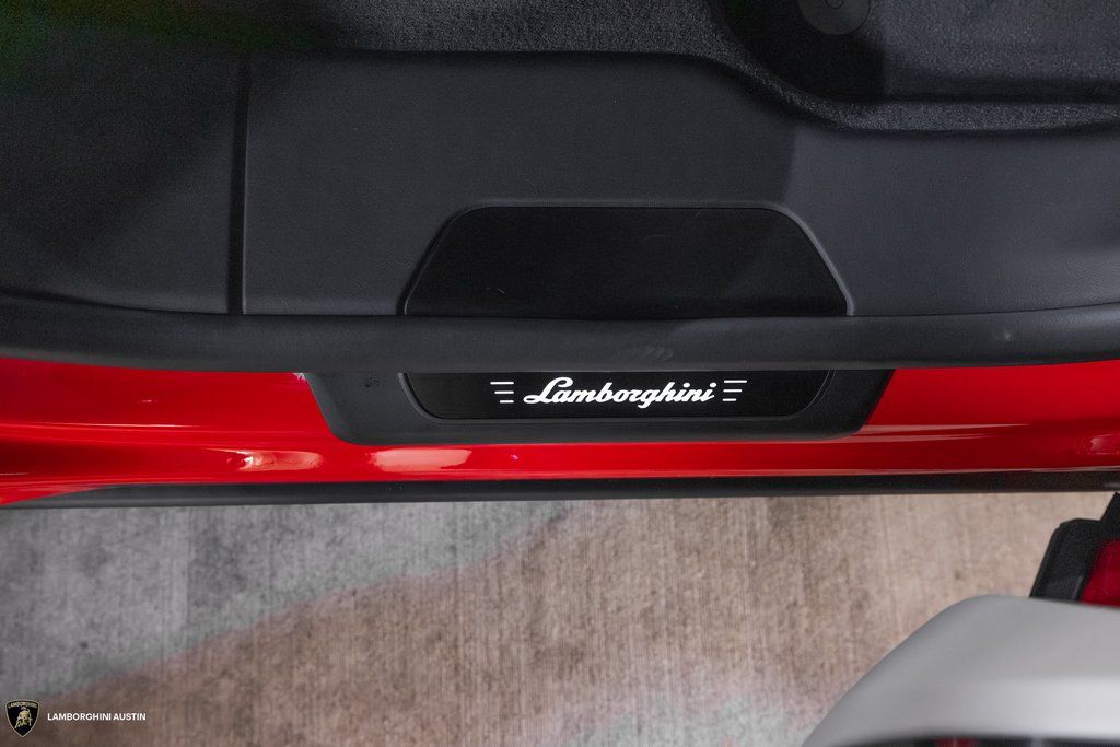 2025 Lamborghini Urus SE - Photo 40