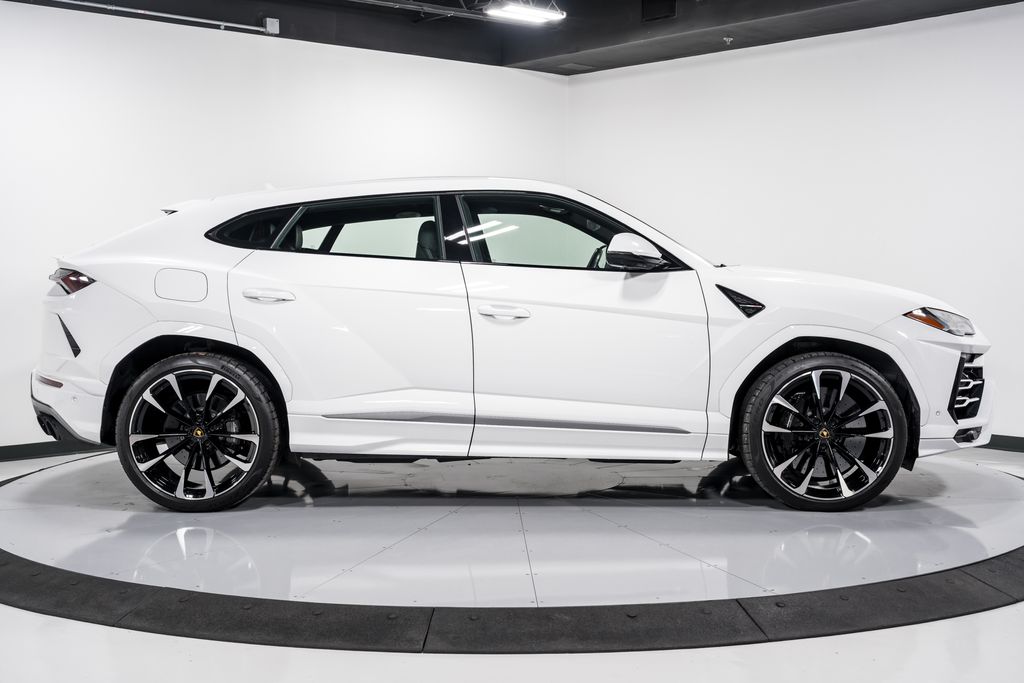 2021 Lamborghini Urus photo 2