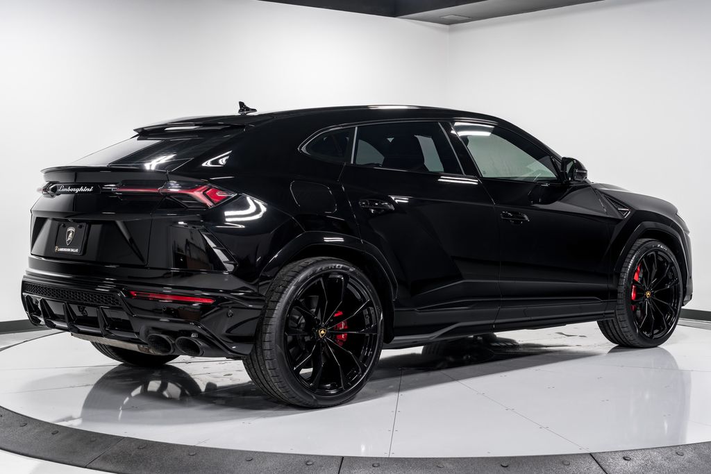 2022 Lamborghini Urus photo 3