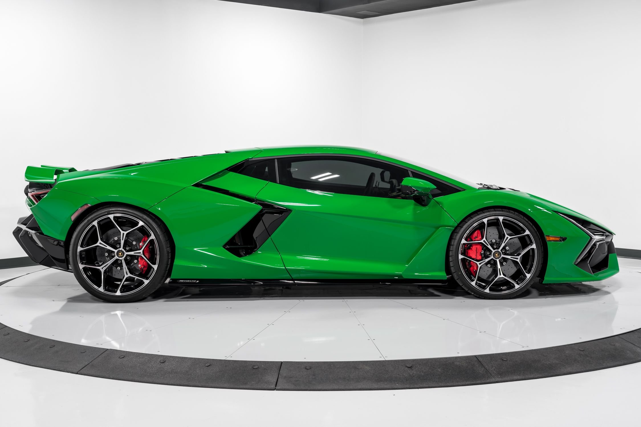 2024 Lamborghini Revuelto photo 2