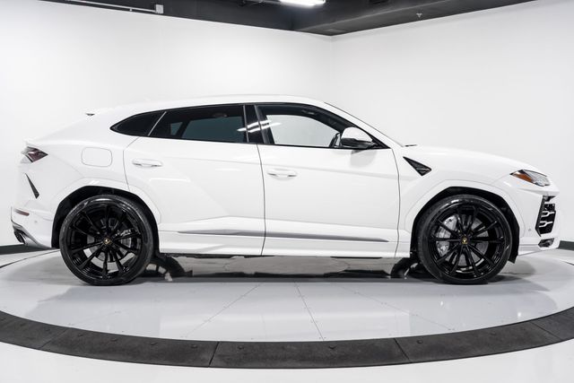 2022 Lamborghini Urus photo 2