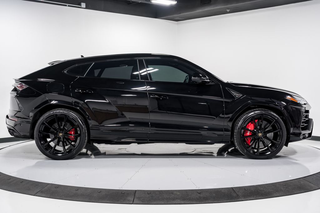 2022 Lamborghini Urus photo 2
