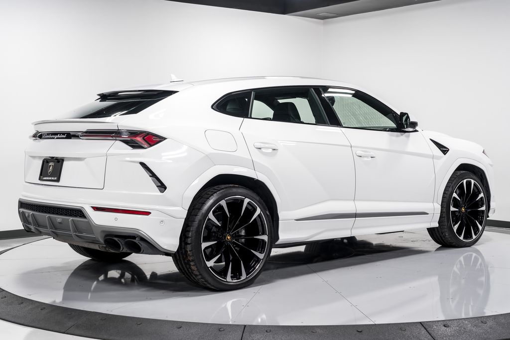 2021 Lamborghini Urus photo 3