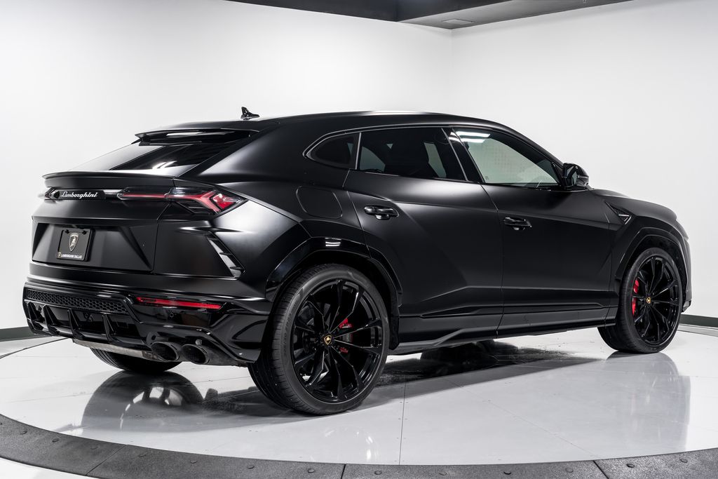 2021 Lamborghini Urus photo 3