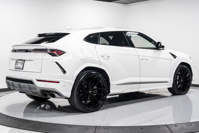 2022 Lamborghini Urus photo 3