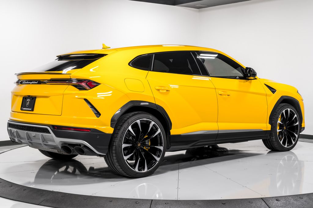 2022 Lamborghini Urus photo 2