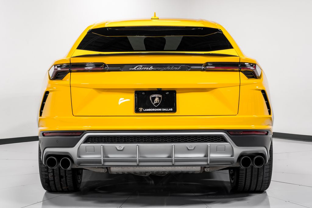 2022 Lamborghini Urus photo 3