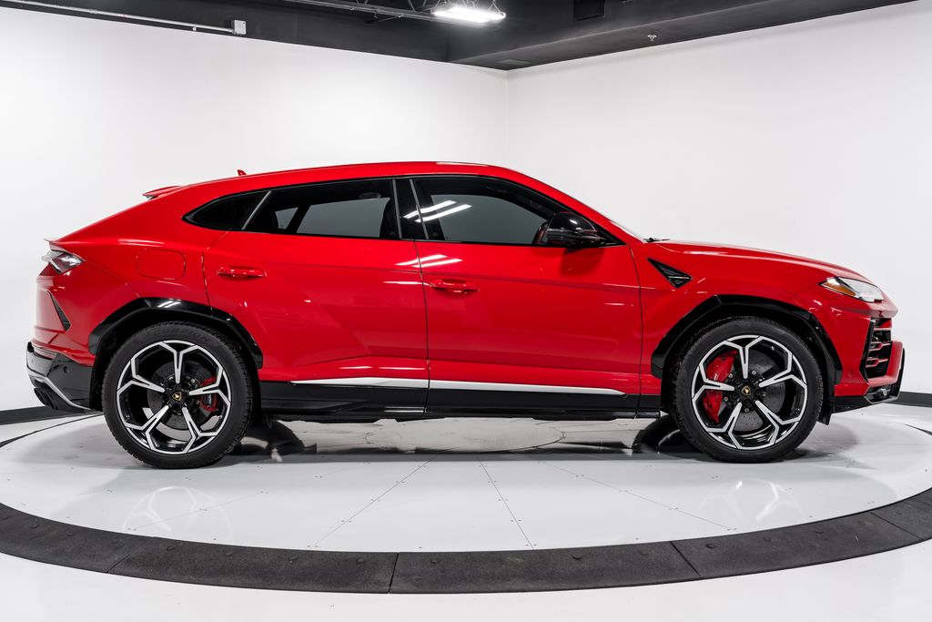 2019 Lamborghini Urus photo 2