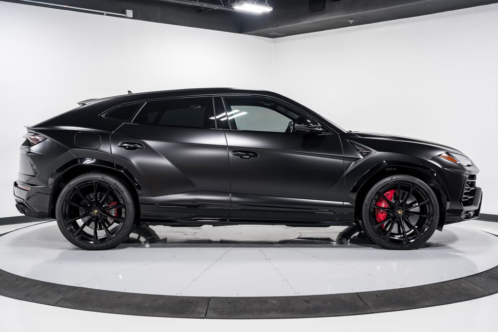 2021 Lamborghini Urus photo 2