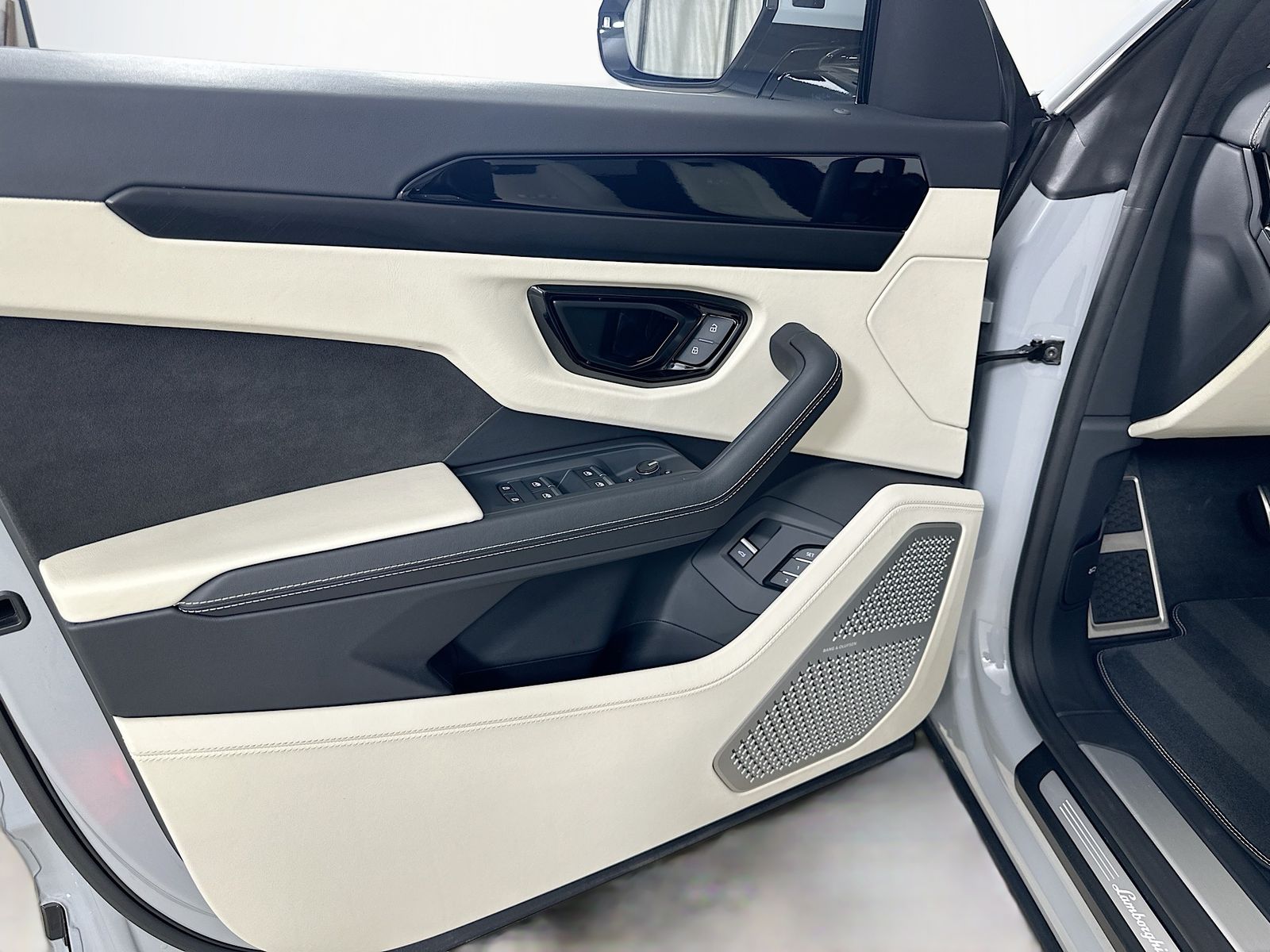 2024 Lamborghini Urus S - Photo 17