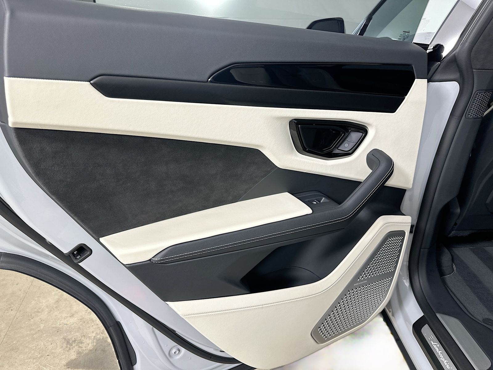 2024 Lamborghini Urus S - Photo 37