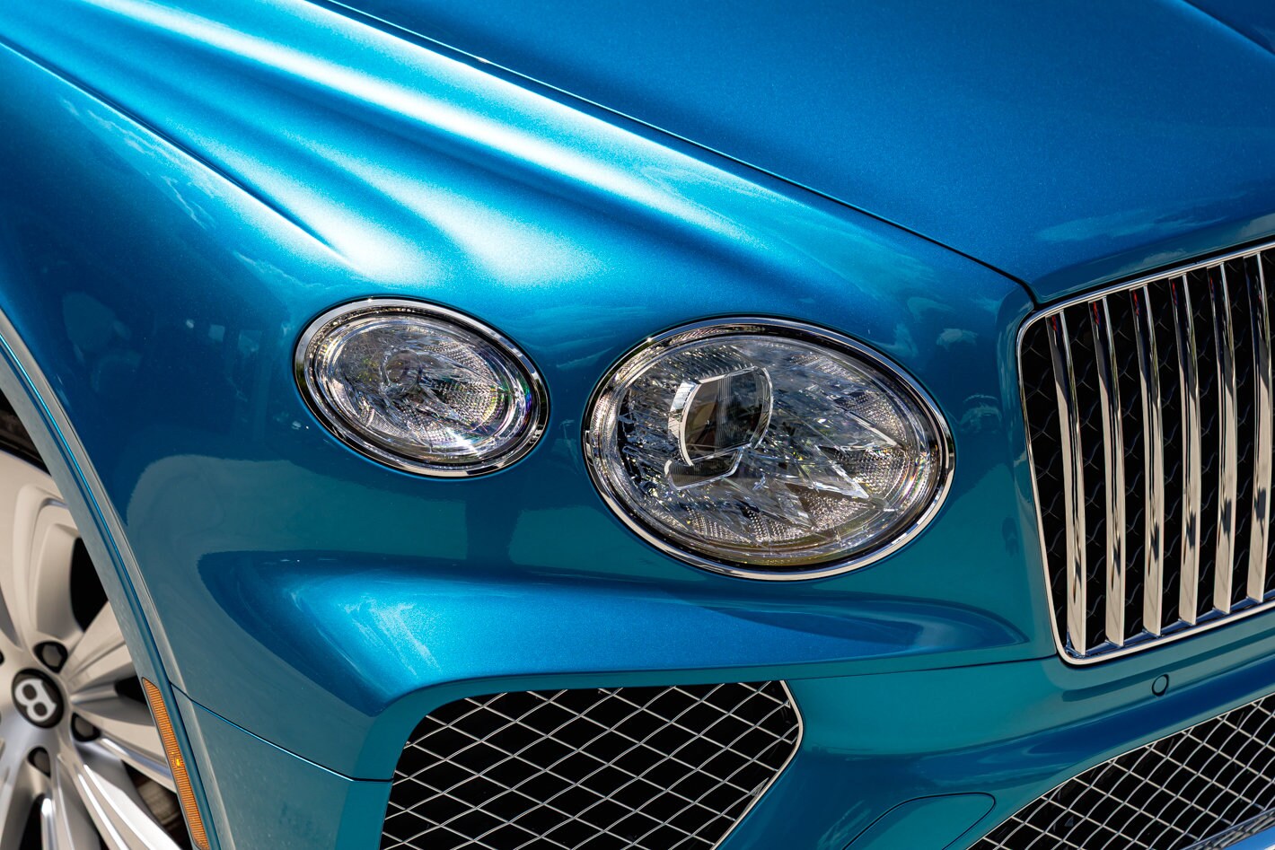 2025 Bentley Bentayga EWB V8 photo 3