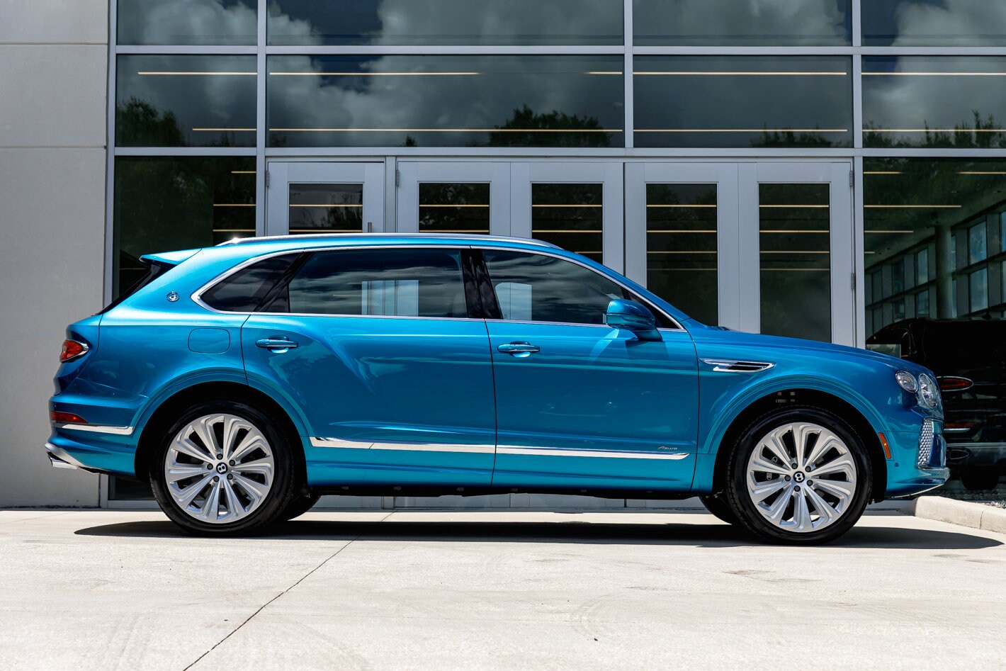 2025 Bentley Bentayga EWB V8 photo 4