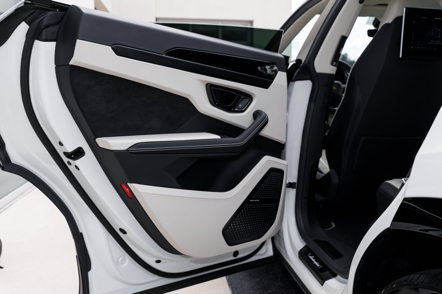 2024 Lamborghini Urus S - Photo 37