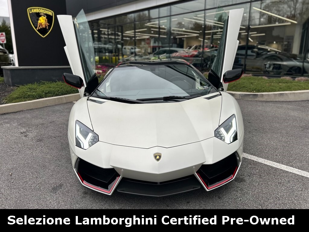 2015 Lamborghini Aventador Coupe photo 3
