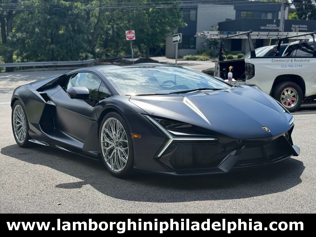 2025 Lamborghini Revuelto photo 3