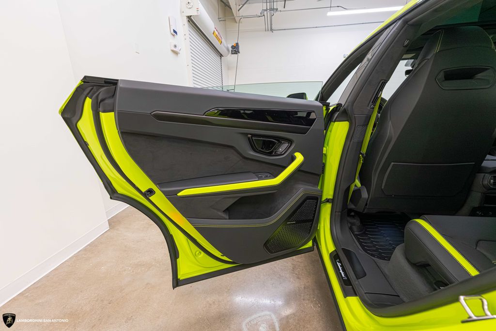 2025 Lamborghini Urus SE - Photo 40