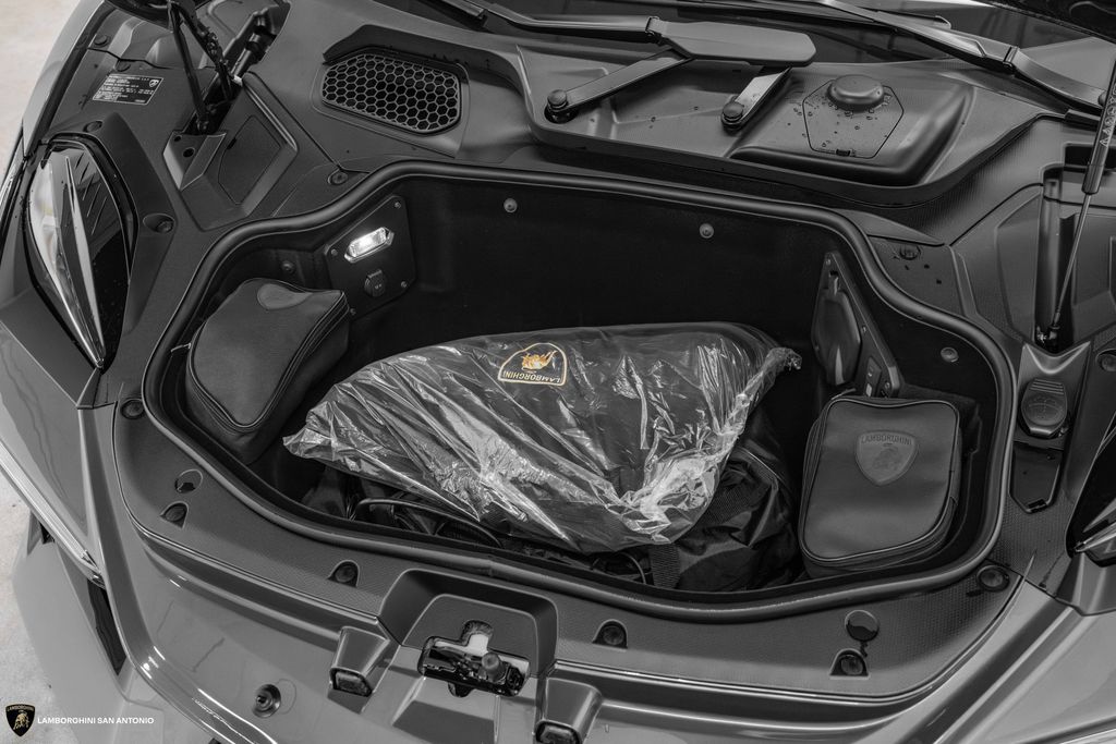 2026 Lamborghini Revuelto Base - Photo 12