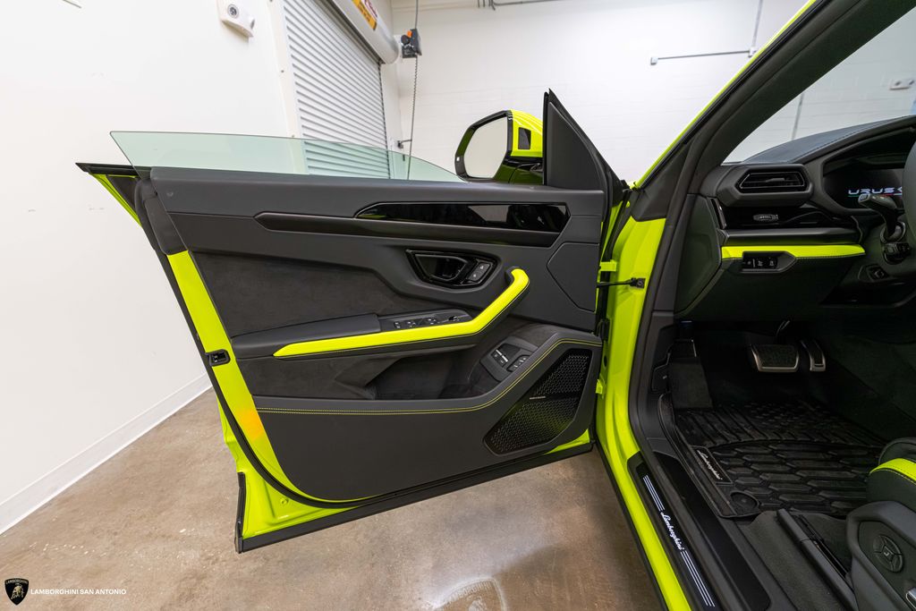 2025 Lamborghini Urus SE - Photo 42
