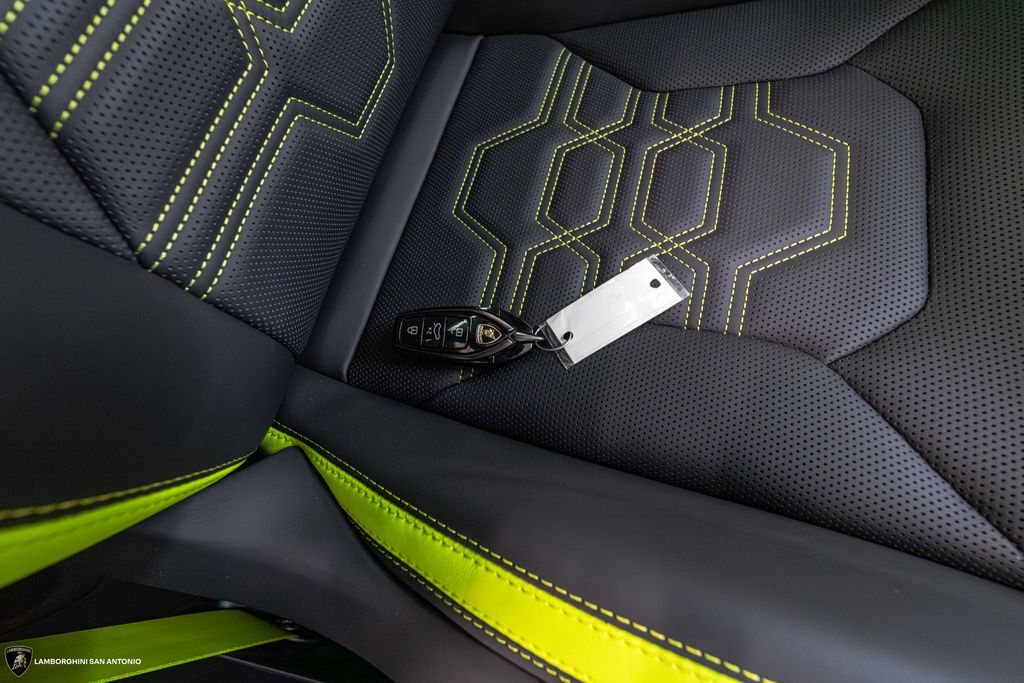 2025 Lamborghini Urus SE - Photo 37