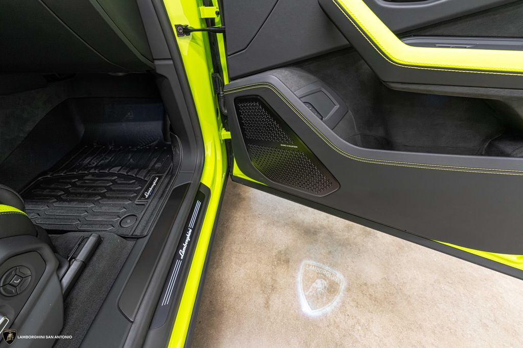 2025 Lamborghini Urus SE - Photo 34