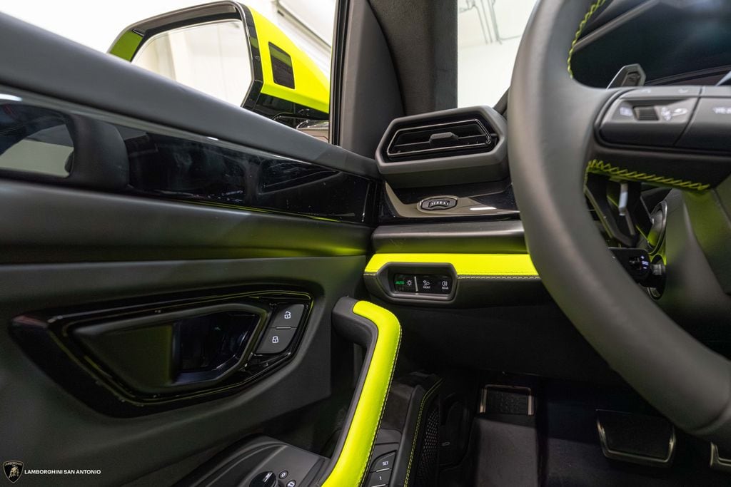 2025 Lamborghini Urus SE - Photo 51