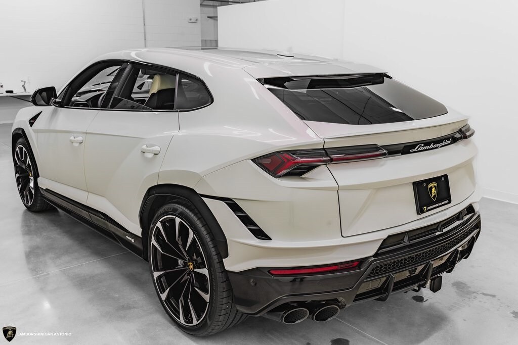 2024 Lamborghini Urus S photo 2