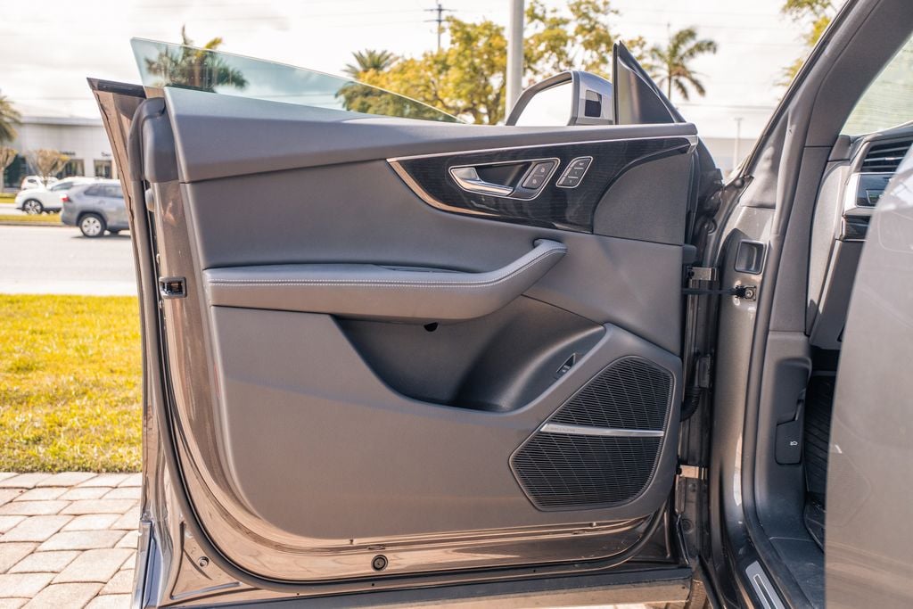 2025 Audi Q8 Prestige - Photo 17