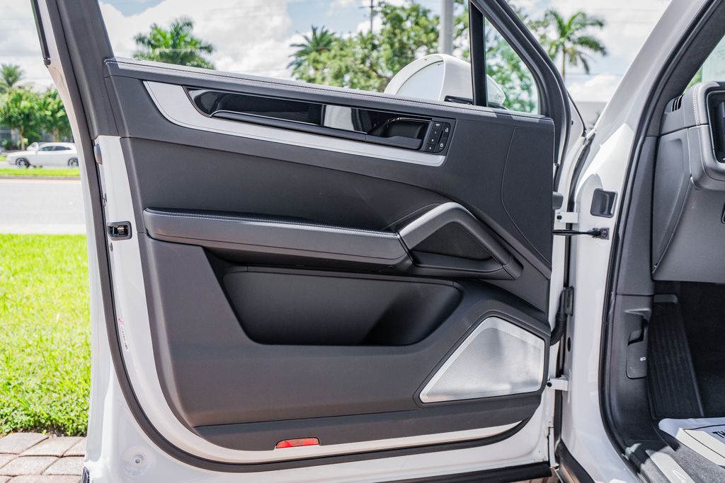 2025 Porsche Cayenne Turbo E-Hybrid - Photo 17