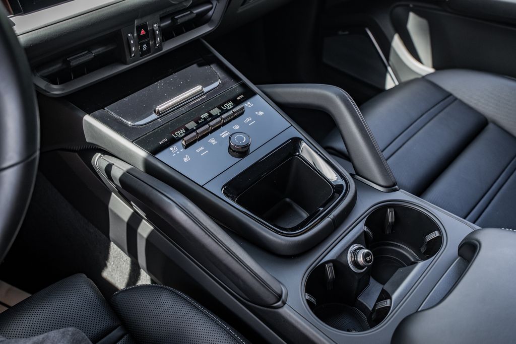 2025 Porsche Cayenne Turbo E-Hybrid - Photo 29