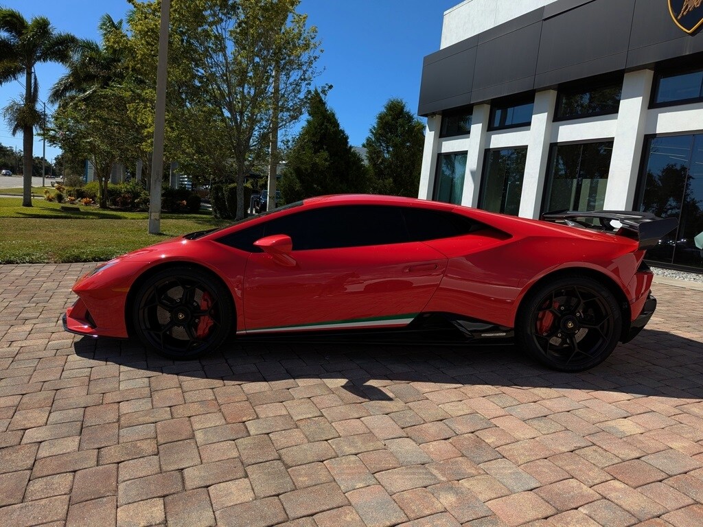 2020 Lamborghini Huracan Evo Coupe photo 2