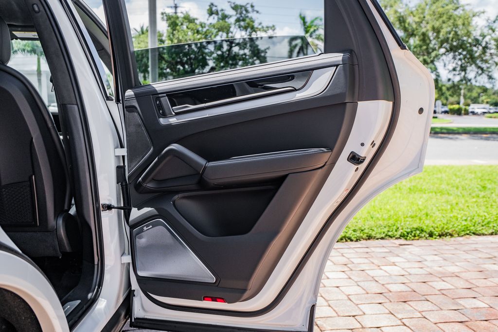 2025 Porsche Cayenne Turbo E-Hybrid - Photo 37