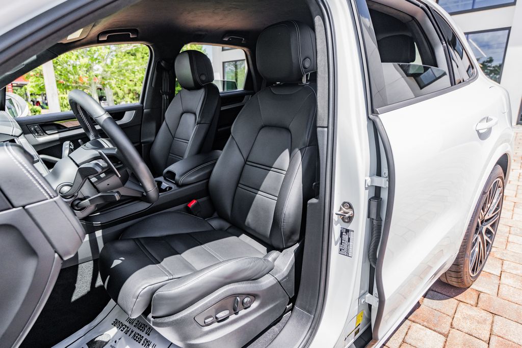 2025 Porsche Cayenne Turbo E-Hybrid - Photo 20