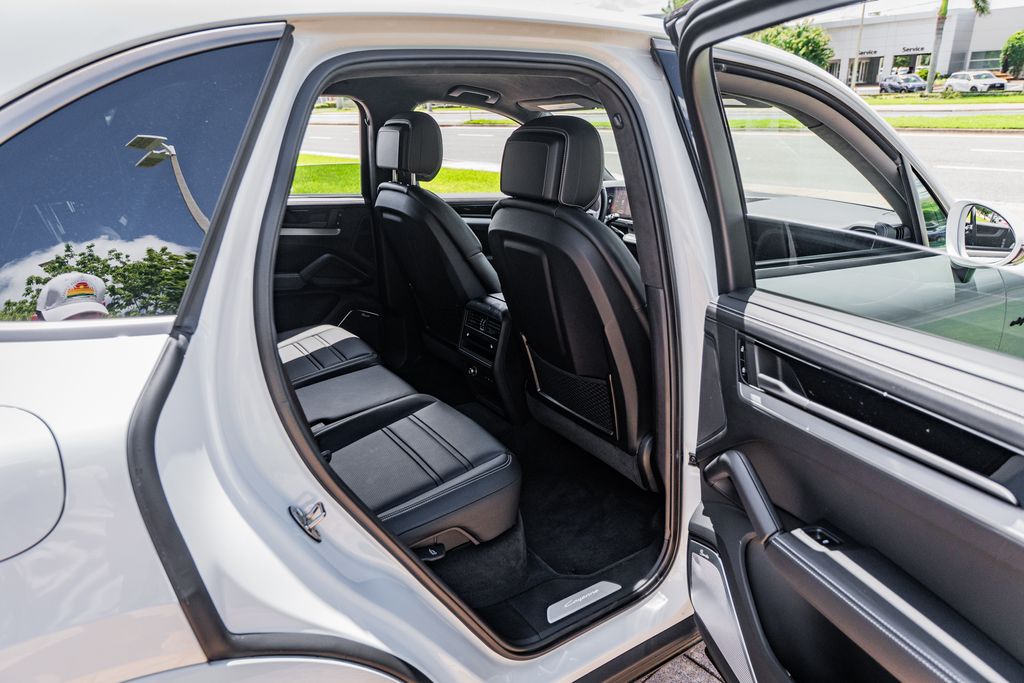 2025 Porsche Cayenne Turbo E-Hybrid - Photo 39