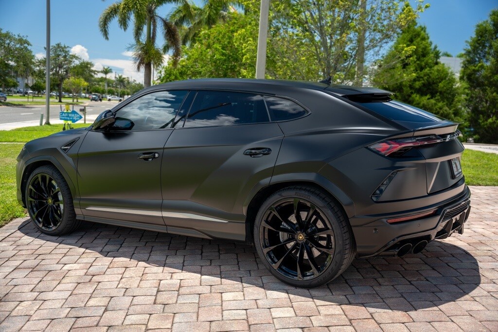 2022 Lamborghini Urus photo 3