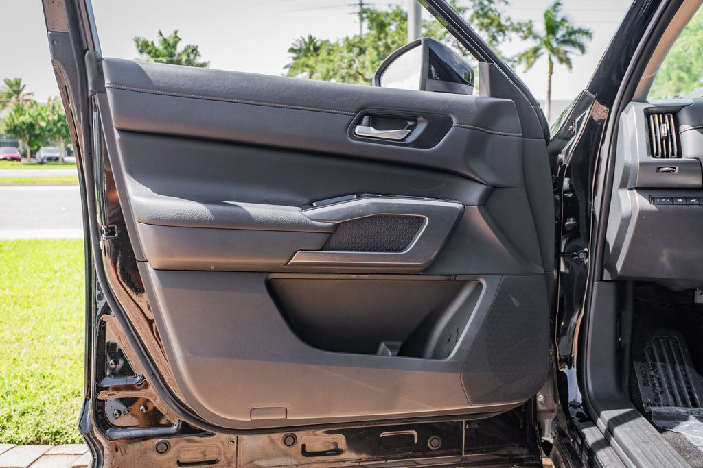 2025 Nissan Pathfinder SL - Photo 17