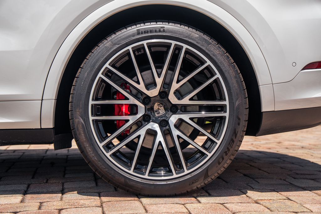 2025 Porsche Cayenne Turbo E-Hybrid - Photo 16