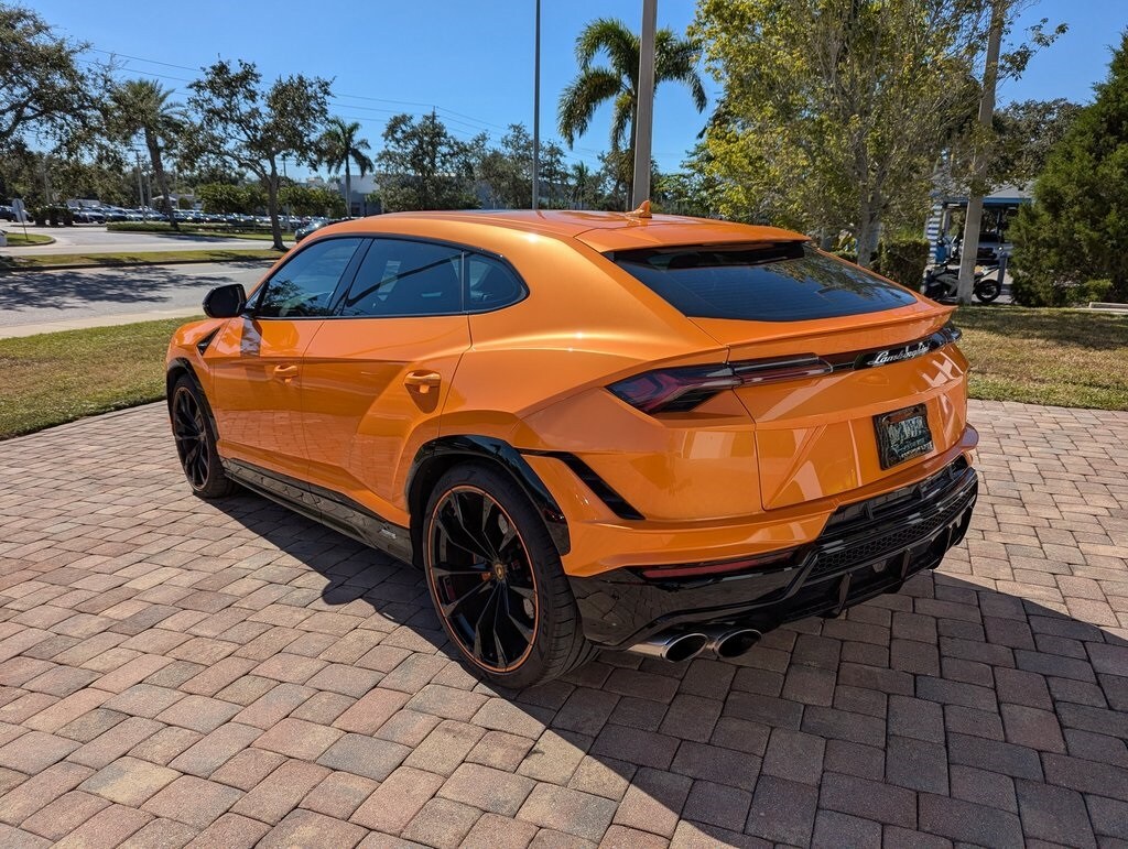 2023 Lamborghini Urus S photo 3
