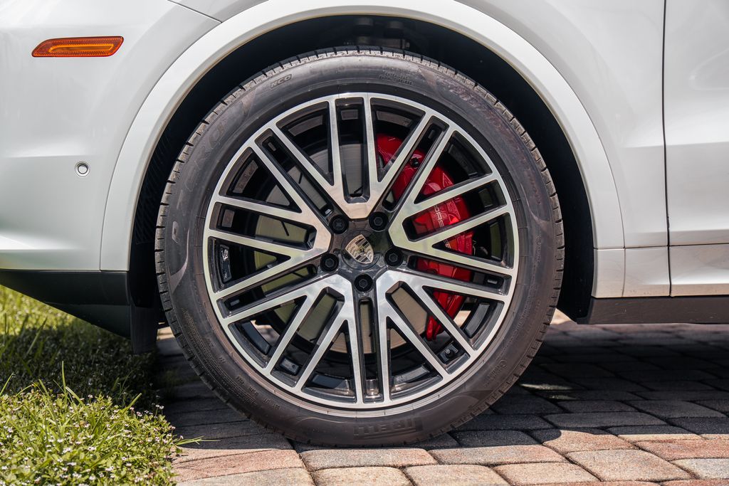 2025 Porsche Cayenne Turbo E-Hybrid - Photo 15