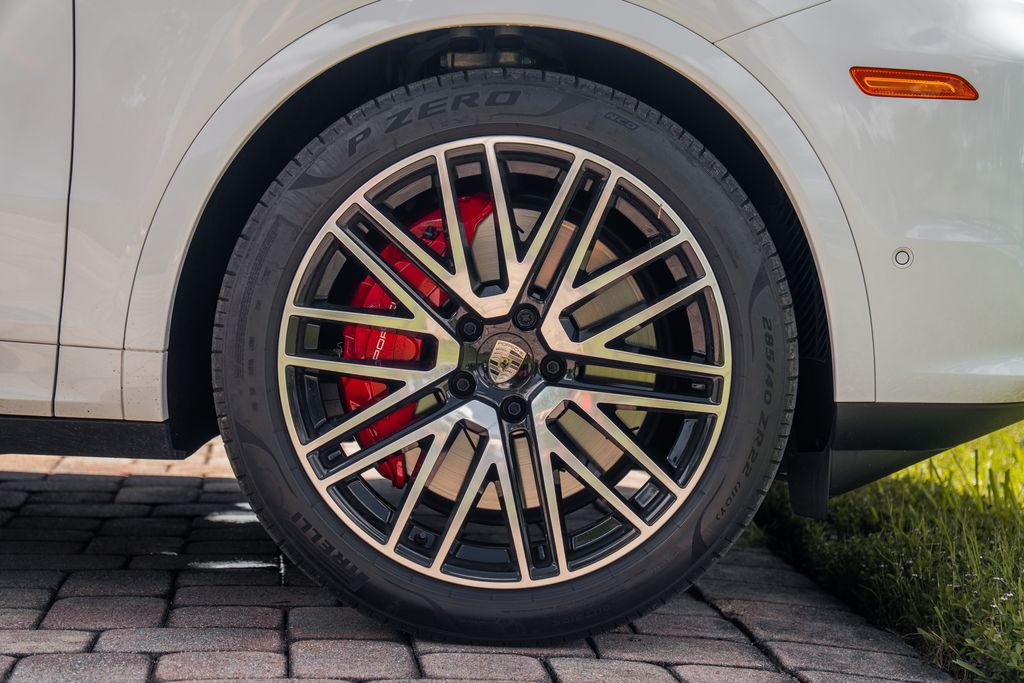 2025 Porsche Cayenne Turbo E-Hybrid - Photo 14