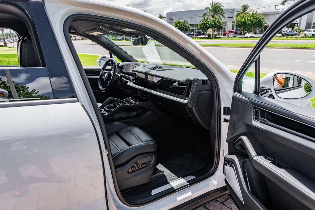 2025 Porsche Cayenne Turbo E-Hybrid - Photo 33