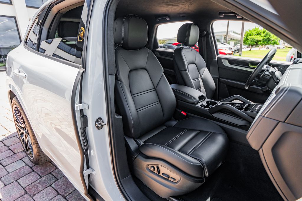2025 Porsche Cayenne Turbo E-Hybrid - Photo 32