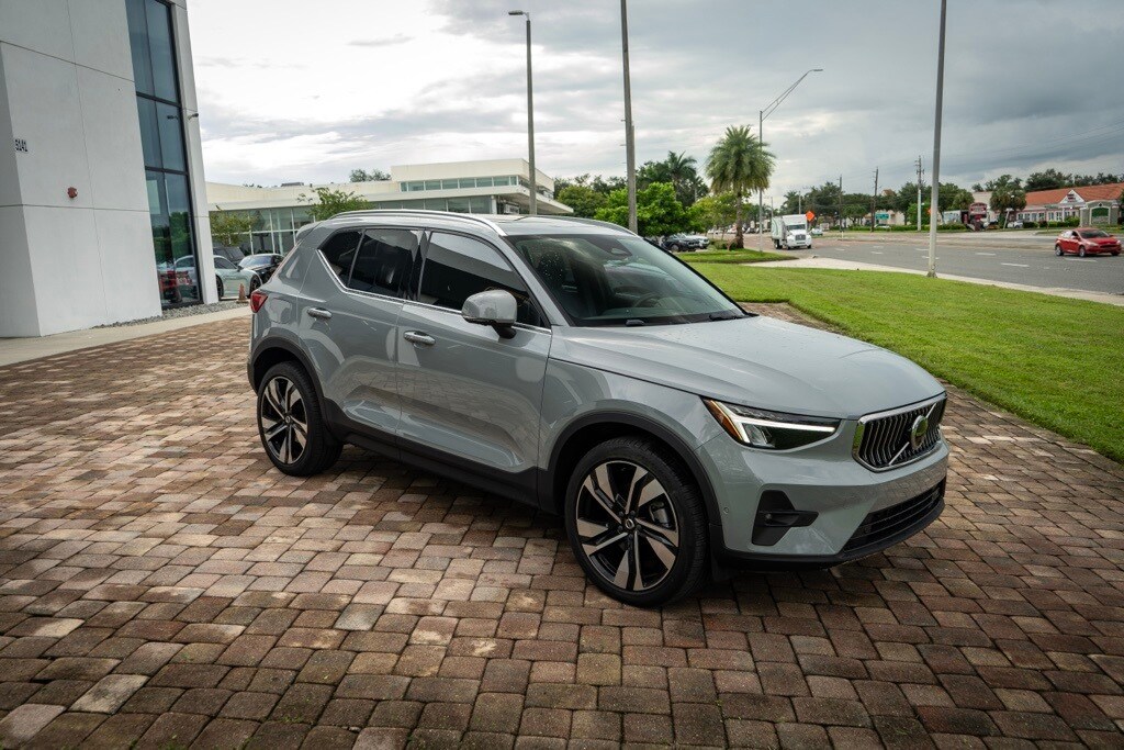 2024 Volvo XC40 Plus photo 3