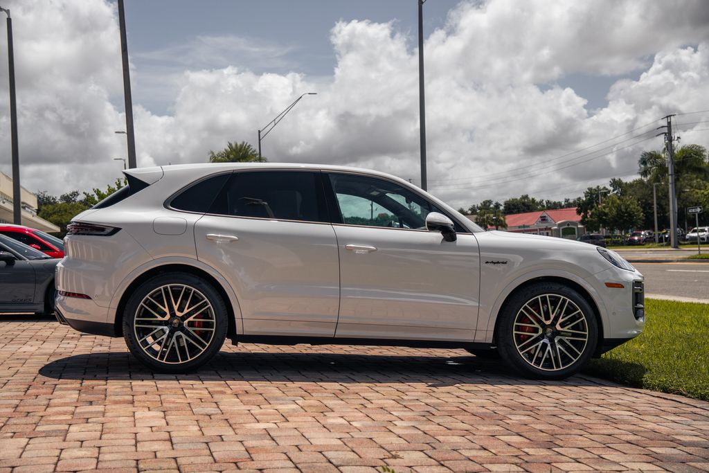 2025 Porsche Cayenne Turbo E-Hybrid - Photo 6
