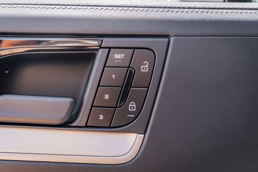 2025 Porsche Cayenne Turbo E-Hybrid - Photo 18