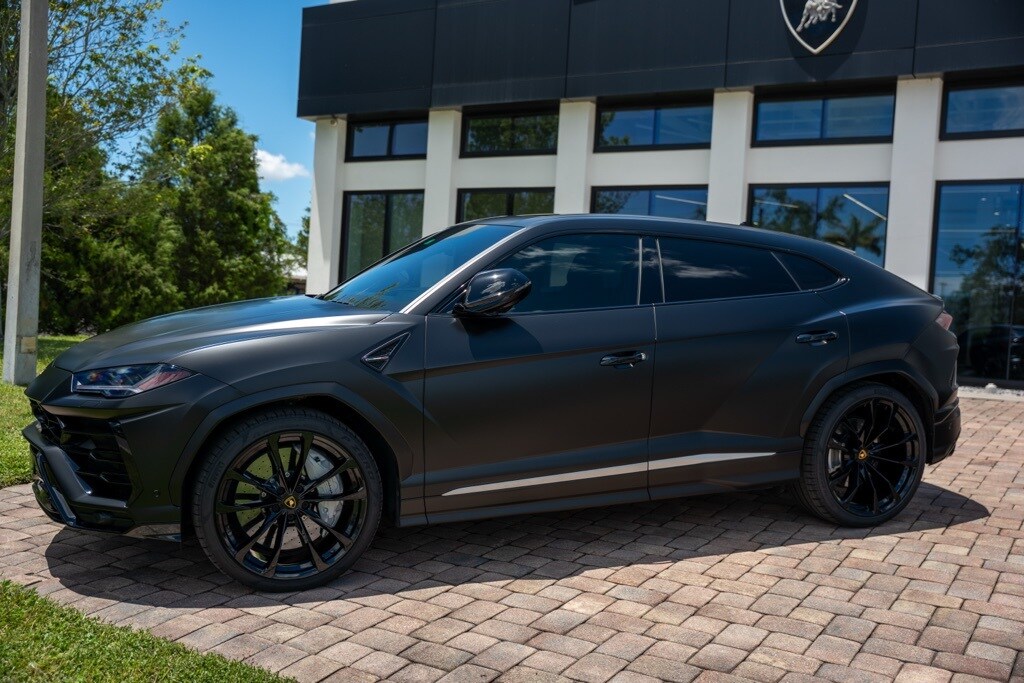 2022 Lamborghini Urus photo 2