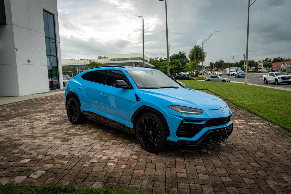 2022 Lamborghini Urus photo 2