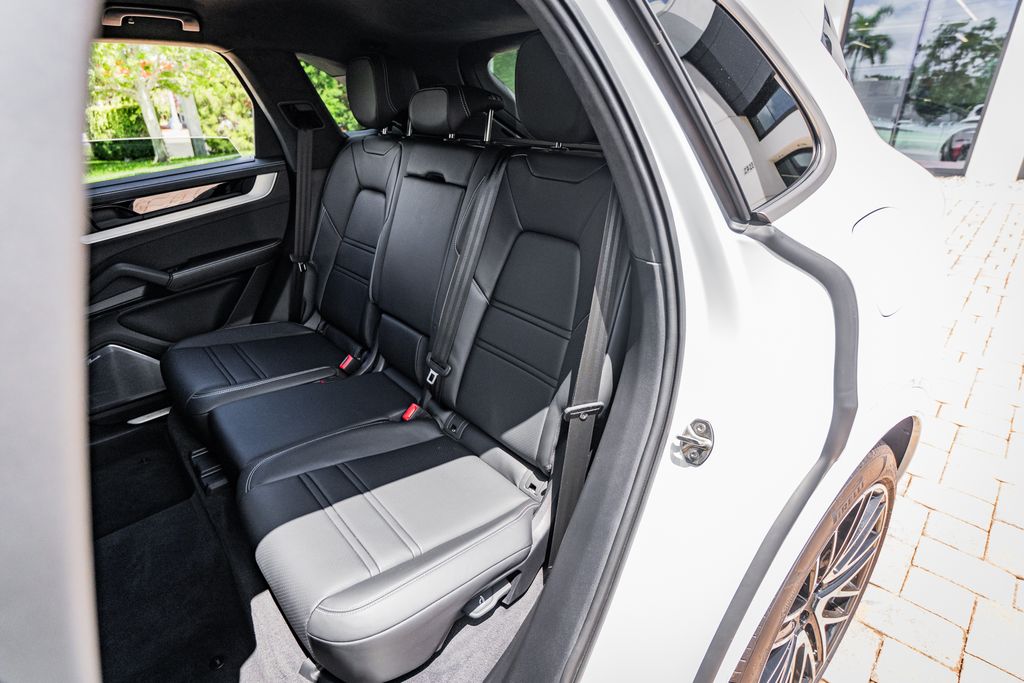 2025 Porsche Cayenne Turbo E-Hybrid - Photo 35
