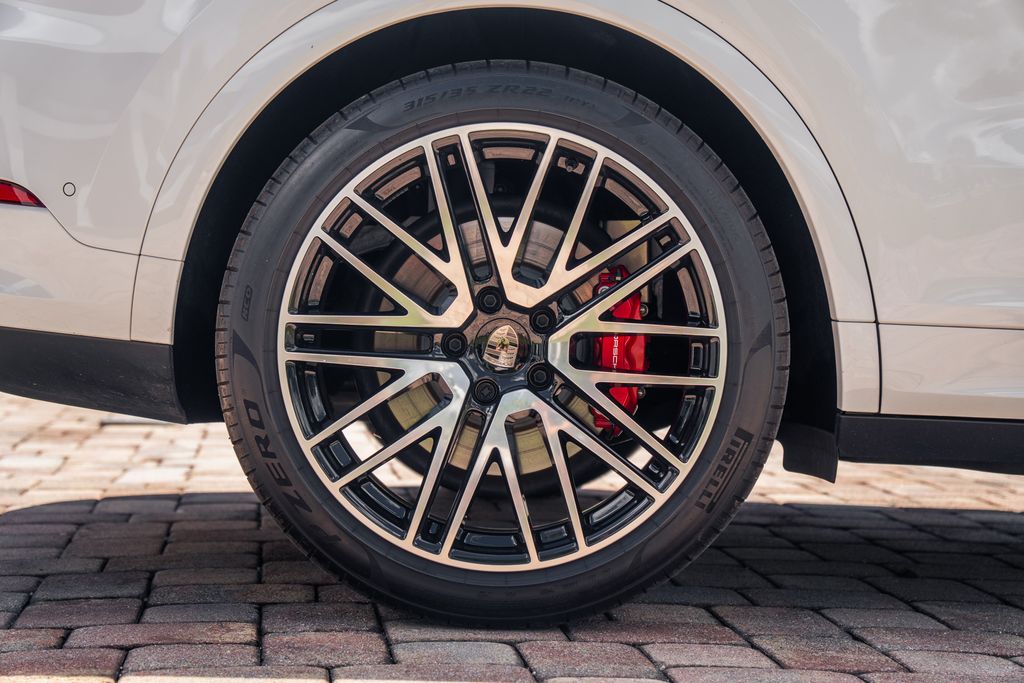 2025 Porsche Cayenne Turbo E-Hybrid - Photo 13