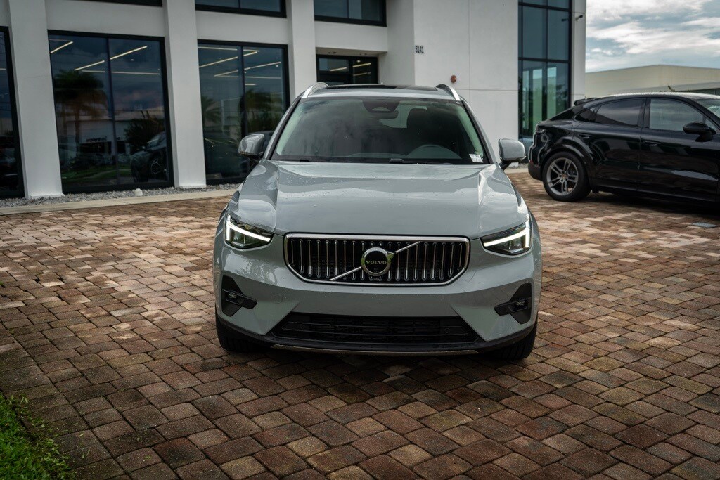 2024 Volvo XC40 Plus photo 2
